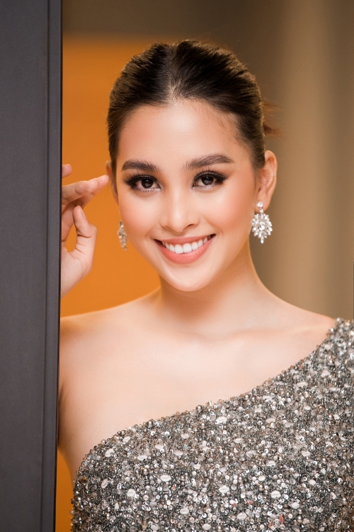 Hoa hậu Tiểu Vy, Thùy Linh khoe sắc vóc quyến rũ tại Tuần lễ thời trang