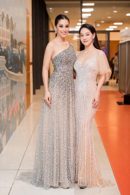 Hoa hậu Tiểu Vy, Thùy Linh khoe sắc vóc quyến rũ tại Tuần lễ thời trang
