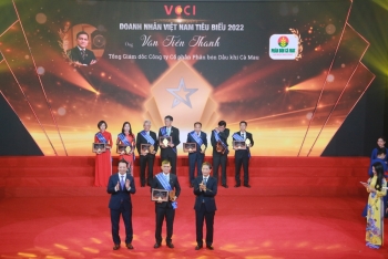 Tổng giám đốc PVCFC Văn Tiến Thanh nhận vinh danh Doanh nhân tiêu biểu năm 2022