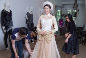 Hoa hậu Đặng Thu Thảo mặc áo dài trị giá 5 tỷ đồng