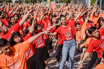Hoa hậu Tiểu Vy tạo dáng nhí nhảnh, nhảy flashmob cùng hàng ngàn sinh viên