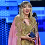 Taylor Swift lập kỷ lục mới tại AMAs