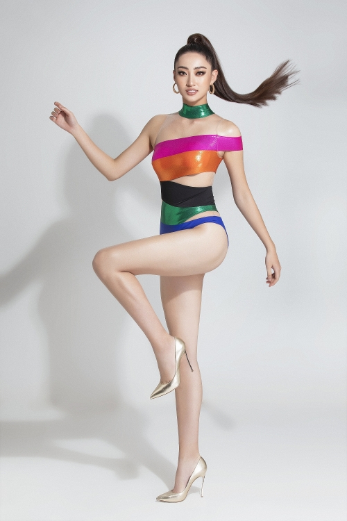 Hoa hậu Lương Thùy Linh đẹp nóng bỏng với bikini phá cách