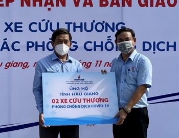 Petrovietnam trao tặng 2 xe cứu thương cho tỉnh Hậu Giang