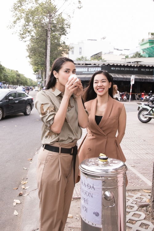 Hoa hậu Megan Young ăn phở, uống trà đá miễn phí khi đến Việt Nam