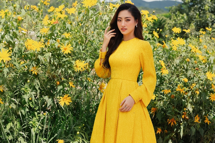 Hoa hậu Lương Thuỳ Linh khoe nhan sắc lung linh giữa ngàn hoa Đà Lạt