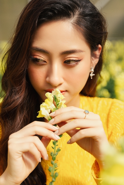 Hoa hậu Lương Thuỳ Linh khoe nhan sắc lung linh giữa ngàn hoa Đà Lạt