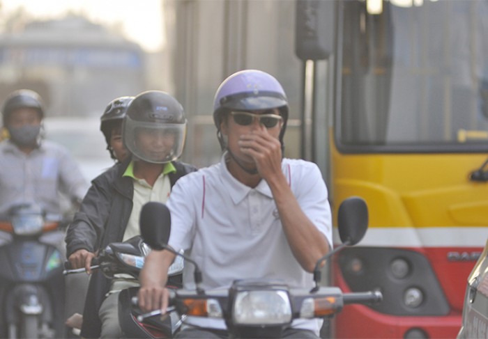 nguoi ha noi dang hit tho thuy ngan trong khong khi