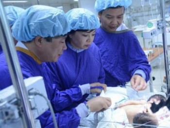 Hai bé sơ sinh dính liền bụng ở Hà Giang đã tử vong