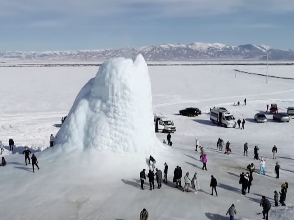 Hiện tượng Núi lửa băng kỳ lạ thu hút khách du lịch khắp nơi trên thế giới