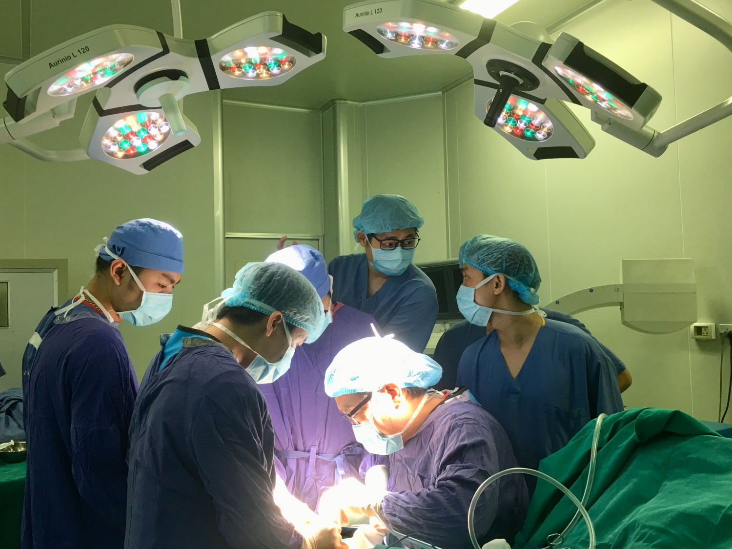 Vít nén kim loại tự tiêu trong phẫu thuật xương đã có tại Việt Nam