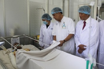 Bộ trưởng Y tế gửi thư chia buồn với gia đình điều dưỡng viên bị “thiêu sống”