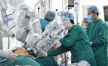 Phẫu thuật bằng robot cho nam bệnh nhân bị hai loại ung thư