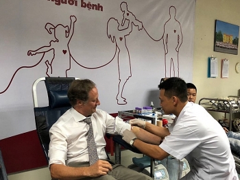 Trưởng Đại diện Phái đoàn Liên minh châu Âu tại Việt Nam đi hiến máu