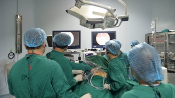 Việt Nam thực hiện thành công phẫu thuật nội soi tuyến giáp một lỗ