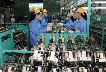 Sản xuất Việt Nam giảm nhẹ so với tháng 9