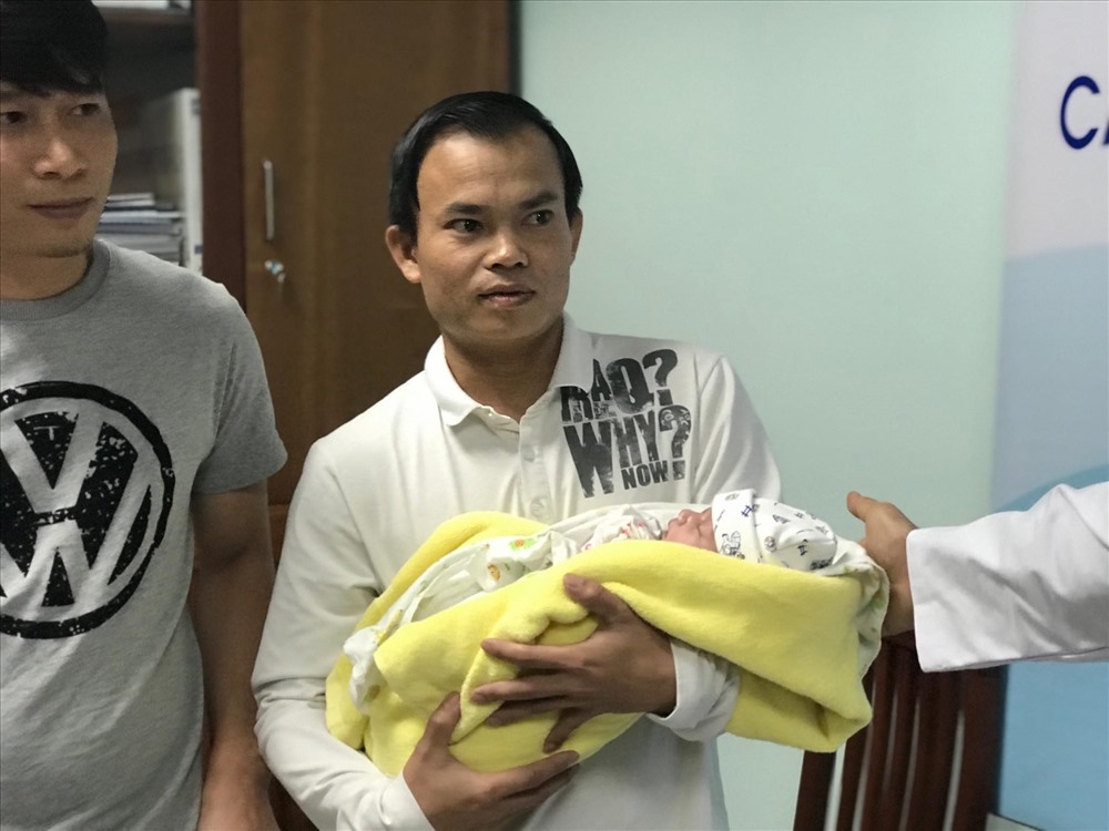 Cấp cứu em bé 8 ngày tuổi từ Lào sang ngay tại sân bay