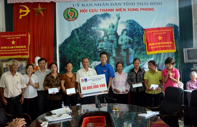 Trao quà cho các gia đình liệt sỹ TNXP tại Thái Bình