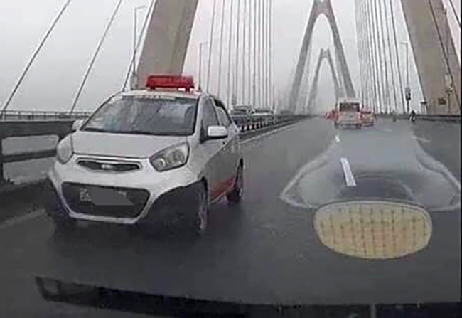 Taxi đi ngược chiều trên cầu Nhật Tân