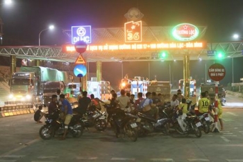 Dân làng thức đêm ngăn trạm BOT Hoà Lạc thu phí