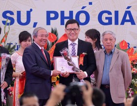 Giáo sư phải giao tiếp được bằng tiếng Anh