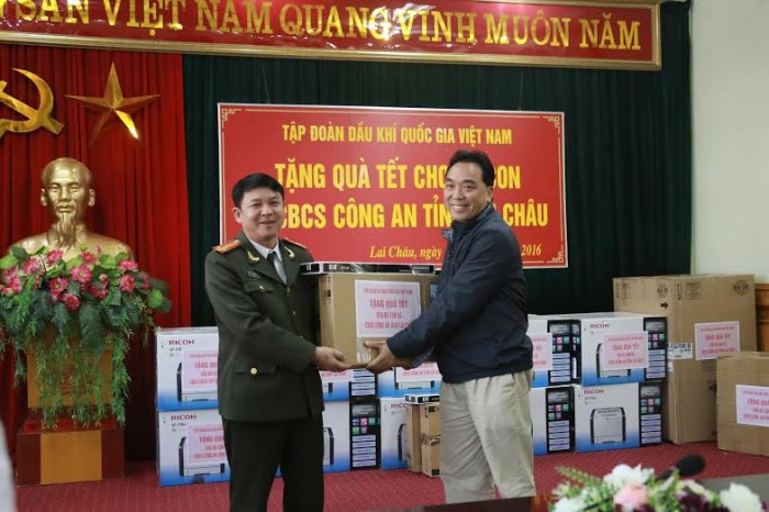 trao qua tet binh than cho dong bao tay bac