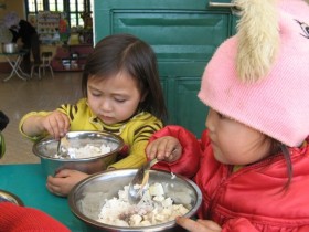 Nhà báo Trần Đăng Tuấn gửi thư cho Bộ trưởng GD-ĐT về bữa cơm cho trẻ vùng cao
