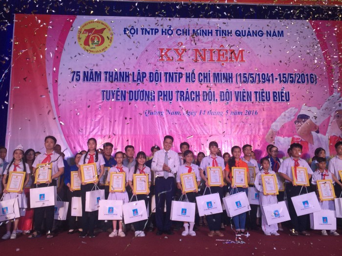 Đoàn Thanh niên PVN trao quà cho Hội đồng đội Quảng Nam