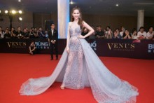 ngoc trinh bi che an mac lo lang phan cam tai lhp cannes 2019