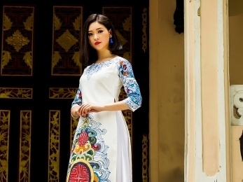 Người mẫu Phạm Thùy Linh dịu dàng trong tà áo dài của NTK Minh Châu