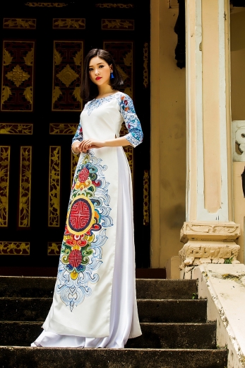 nguoi mau pham thuy linh diu dang trong ta ao dai cua ntk minh chau