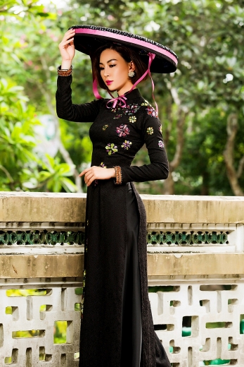 nguoi mau pham thuy linh diu dang trong ta ao dai cua ntk minh chau