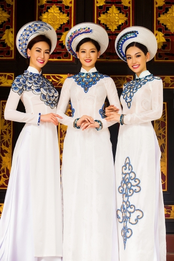 nguoi mau pham thuy linh diu dang trong ta ao dai cua ntk minh chau