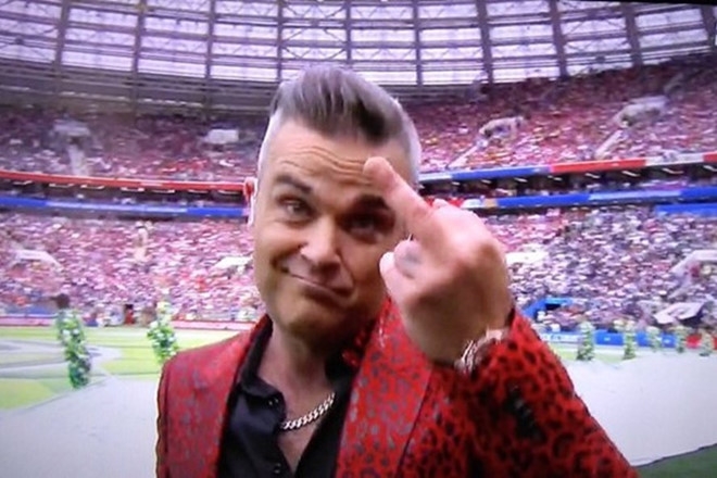 robbie williams noi gi ve ngon tay thoi o world cup