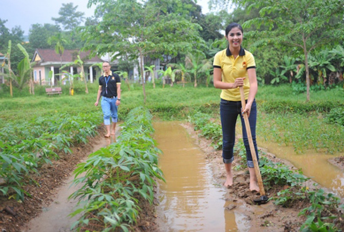 Hoa hậu Ngọc Hân trong chuyến từ thiện năm 2010