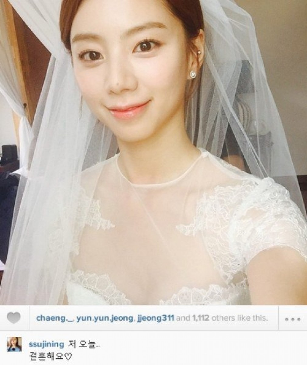 Park Soo Jin với trang phục áo cưới