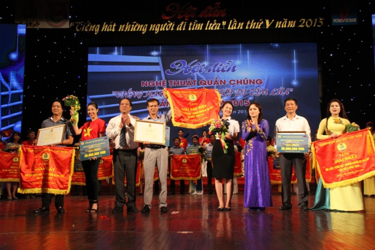Phó chủ tịch Tổng LĐLĐ Việt Nam Nguyễn Văn Ngàng và Chủ tịch Công đoàn Dầu khí Việt Nam Nghiêm Thùy Lan trao giải cho PTSC, PV Oil và PV Trans