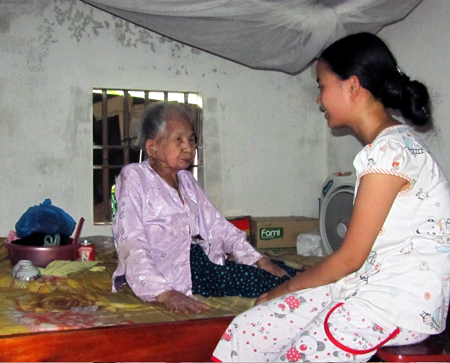 Ngoài thời gian học ra, Ngọc còn phải chăm sóc cố Nguyễn Thị Lúc (93 tuổi).
