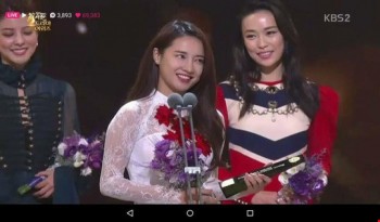 Sau giải VTV, Nhã Phương được vinh danh tại Hàn Quốc