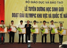 Tuyên dương học sinh đoạt giải Olympic khu vực và quốc tế
