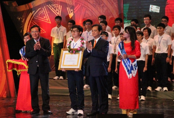Thủ tướng Nguyễn Tấn Dũng trao bằng khen cho các học sinh đoạt giải Olympic