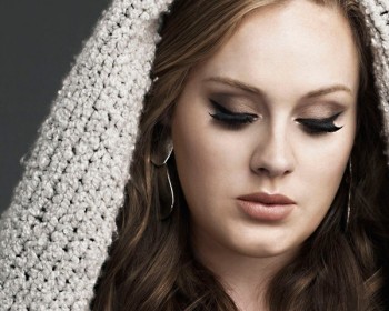 Adele “đốn tim” bằng eyeliner