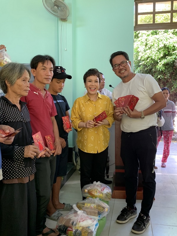 viet huong tang qua tet som cho ba con ngheo tai tay ninh