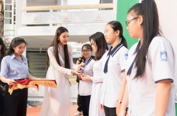Á hậu Kim Duyên trao học bổng cho học sinh, sinh viên Cần Thơ