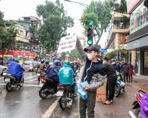 Khắc Việt mua 30.000 khẩu trang phát tặng người dân