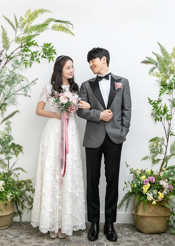 Hình ảnh Kim Tae Hee mặc váy cưới được chia sẻ chóng mặt
