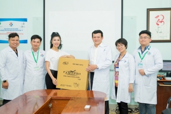 Hoa hậu Loan Vương tặng 7.500 khẩu trang cho sinh viên y khoa