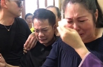 Người thân và bạn bè bật khóc trong đám tang Anh Vũ tại chùa Ẩn Quang