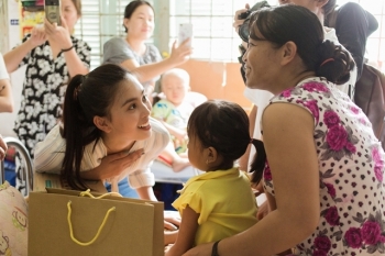 Hoa hậu Tiểu Vy bật khóc khi thăm các bệnh nhân nhí