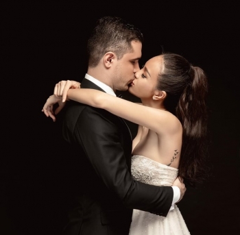 Siêu mẫu Phương Mai hôn chồng Tây say đắm trong loạt ảnh cưới